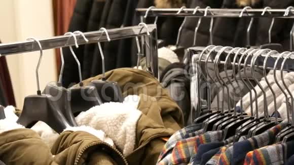德国纽伦堡2018年12月3日在商场的一家服装店里男人在衣架上时尚和时尚的衣服视频的预览图