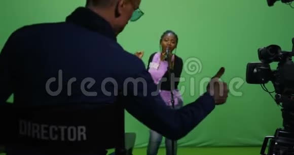 在试镜时唱歌的女人视频的预览图
