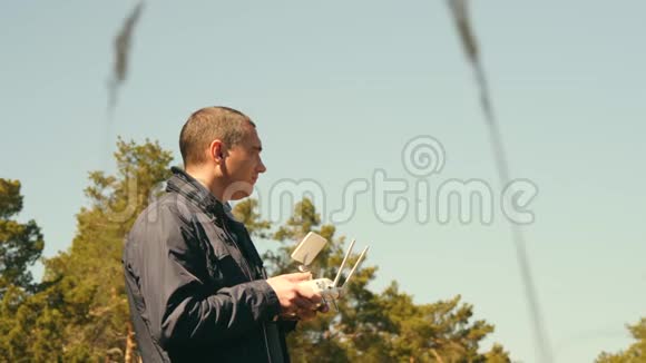 家里的男孩收集一架木飞机梦想和童年的概念视频的预览图