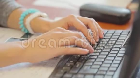 女人在办公室里用键盘打字在电脑键盘上合上女人的手视频的预览图