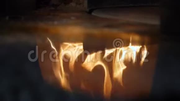 在比萨饼烤箱的倒影中燃烧的火木特写框架意大利披萨店和传统披萨炉视频的预览图