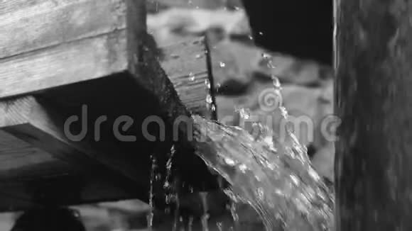 旧木水厂水轮水落在一个旧的水轮上黑白视频视频的预览图
