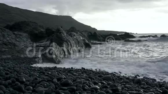 火山岛的岩石黑色海岸视频的预览图