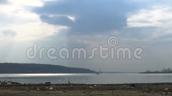 多瑙河上空云层和阳光的时间流逝视频的预览图