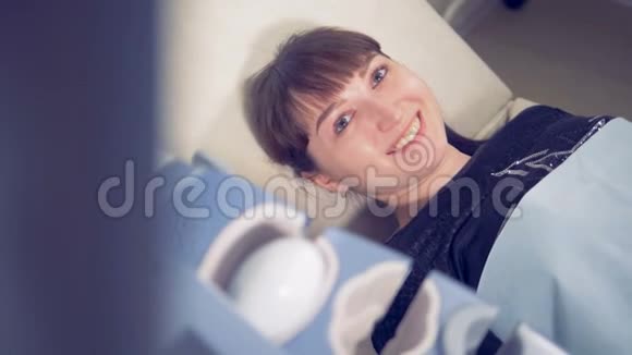 当一个女人躺在医院的房间里她的笑脸视频的预览图
