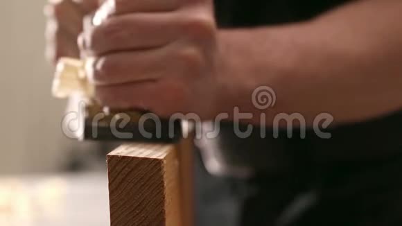 木工车间用手工刨床加工的木工或连接工的特写镜头视频的预览图