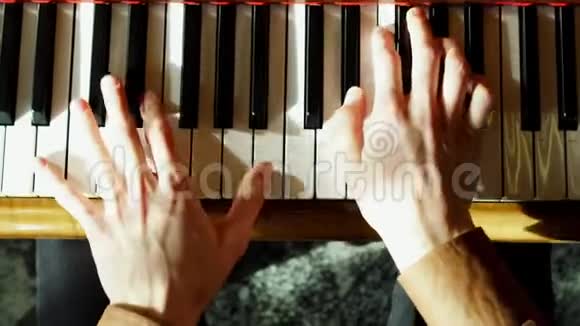 钢琴家演奏大钢琴双手合拢专业钢琴家视频的预览图