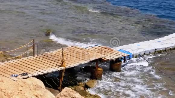 在埃及的海滩上的码头或浮子在埃及红海沿岸的珊瑚礁上慢动作视频的预览图