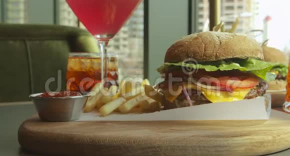 大而多汁的牛肉汉堡和炸薯条视频的预览图