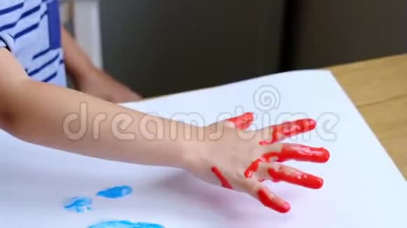 小男孩高兴地用手指画画视频的预览图