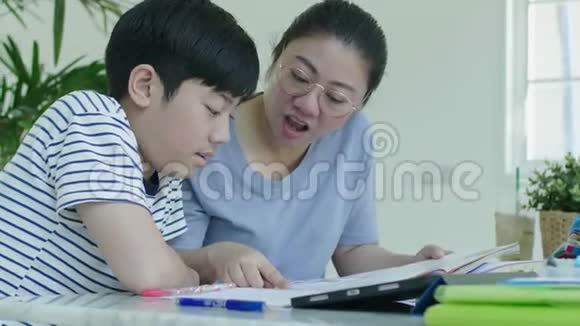 妈妈在家帮儿子做作业视频的预览图
