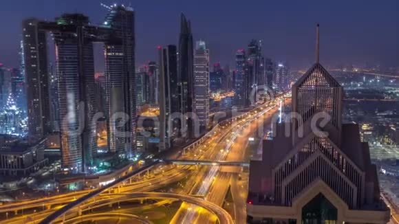迪拜市中心的天际线最高的摩天大楼和高速公路交叉口最繁忙的交通夜以继日视频的预览图