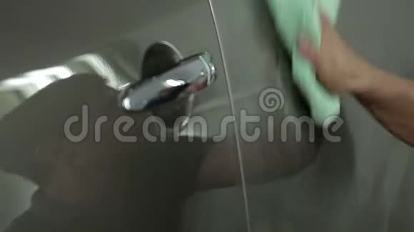 一个男人用超细纤维布擦汽车的手视频的预览图