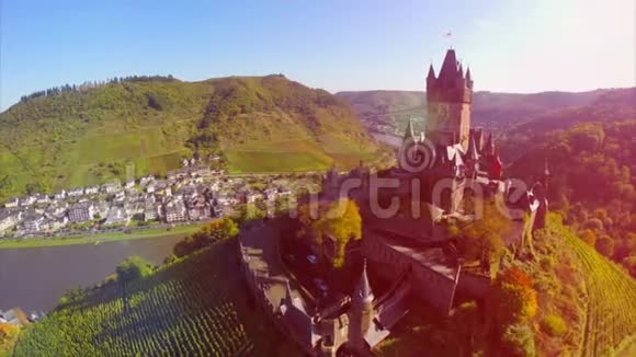 美丽的中世纪城堡空中藤山德国中古堡垒和河流视频的预览图