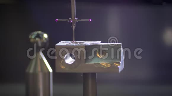 模糊工厂背景下金属刀具测量三维扫描仪特写镜头视频的预览图