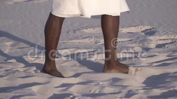 一个穿白色紧身衣的黑人的腿沙漠视频的预览图