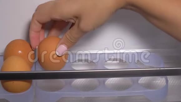 把鸡蛋轻轻地放进冰箱里视频的预览图