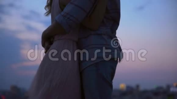 相爱的情侣拥抱在一起在黄昏的屋顶上低语着温柔视频的预览图