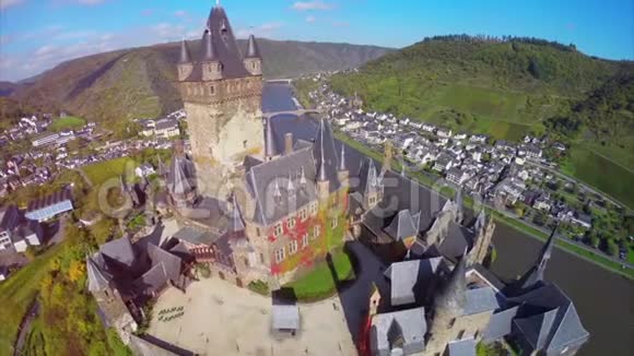 城堡空中拍摄美丽的墙壁屋顶中世纪堡垒莫塞尔河视频的预览图