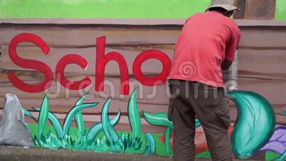 壁画画家在混凝土墙上画一个字母l时间间隔视频的预览图