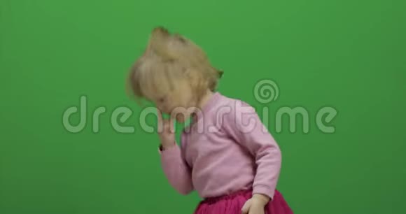 快乐的三岁女孩摘鼻子可爱的金发孩子视频的预览图