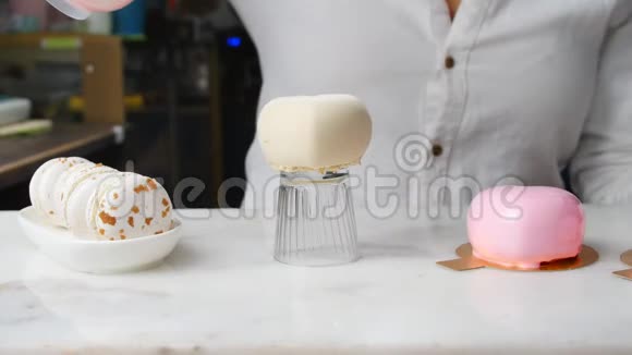 烹饪烘焙糖果和食品概念糖果在蛋糕上倒入釉视频的预览图