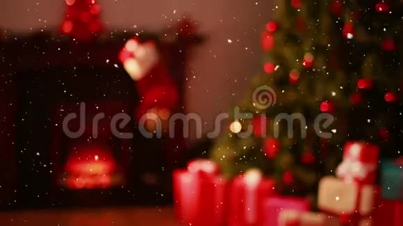 视频构图雪花飘落模糊的视频圣诞树灯和礼物舒适视频的预览图