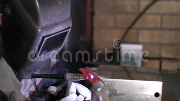 氩焊男焊工用氩焊焊接金属片工业工厂金工工厂的生产制造视频的预览图