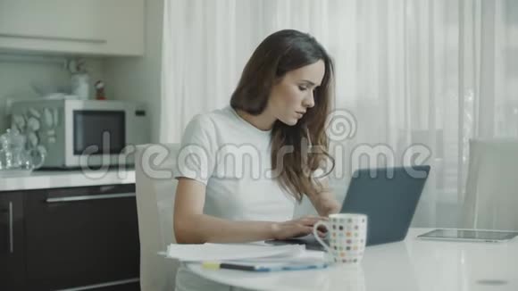商务女性在家使用笔记本电脑专业电话手机视频的预览图