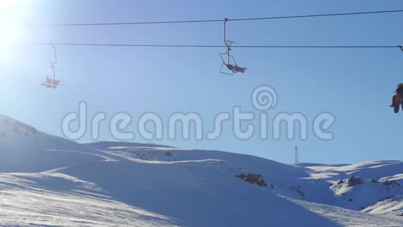 以雪山滑雪为背景的人和运动员滑雪板移动滑雪电梯视频的预览图