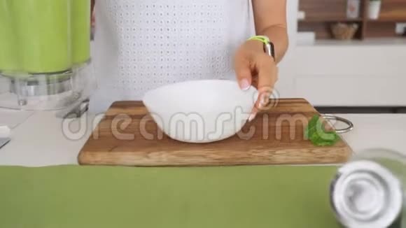 女人煮绿色鳄梨汤健康烹饪理念视频的预览图