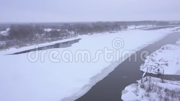 冬天冰封的河船站从上面看是雪风景视频的预览图