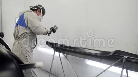 汽车漆工在车身部分喷涂黑色油漆视频的预览图