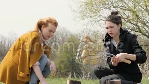 两个女人在野外野餐时烧肉烧烤视频的预览图
