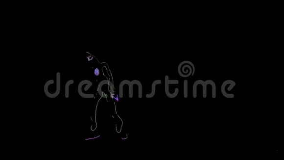 嘻哈舞者穿着闪亮的霓虹灯绿色套装黑色背景剪影视频的预览图