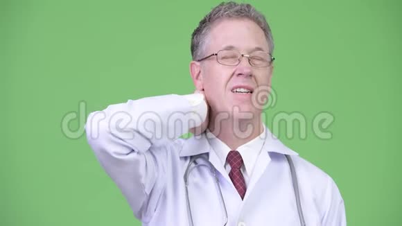 压力过大的成熟男医生颈部疼痛的画像视频的预览图