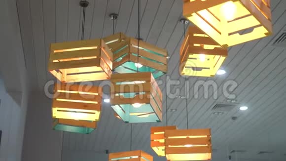 现代创意天花板吊灯在木制抽屉内部里面有灯泡视频的预览图