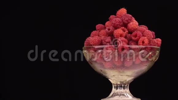 在玻璃花瓶里旋转一堆红色覆盆子视频的预览图