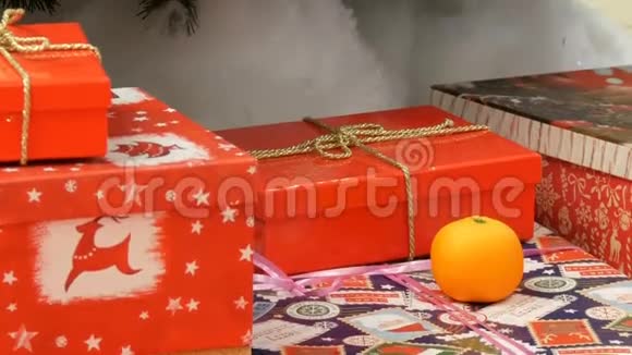 大礼盒赠送商场圣诞树下红色圣诞节和新年礼物装饰视频的预览图