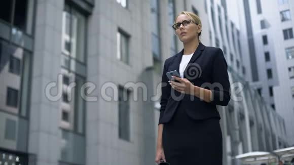 女商人用手机看坏消息创业失败破产视频的预览图