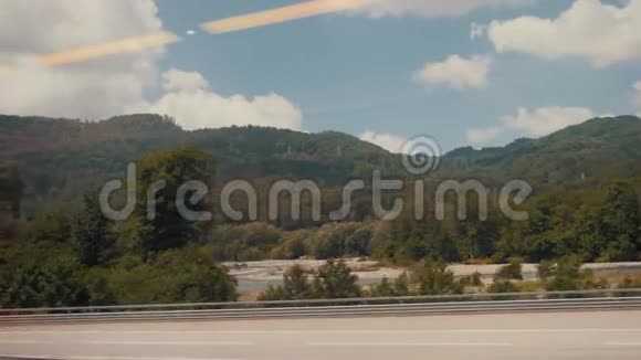 从火车的窗户可以看到山和森林视频的预览图