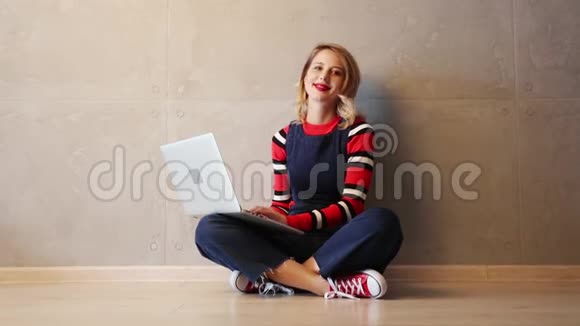 有笔记本电脑的女人坐在地上视频的预览图