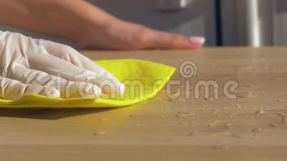 手主妇橡胶手套擦拭抹布脏桌子清洁剂视频的预览图