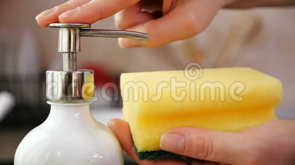 双手将洗手液从受洗者手中涂于海绵上视频的预览图