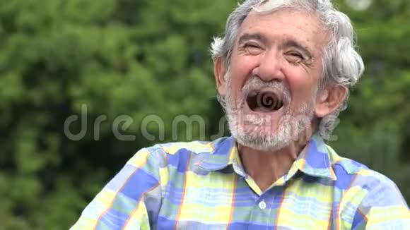 快乐的老拉美裔老人说话视频的预览图