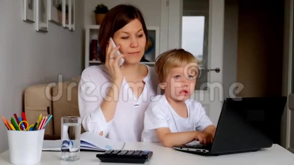 在家工作的女人和她的小儿子视频的预览图