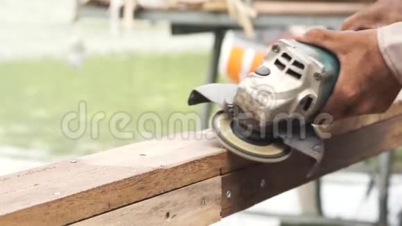 用砂光机对木工板进行抛光处理工人用抛光机抛光木材表面视频的预览图