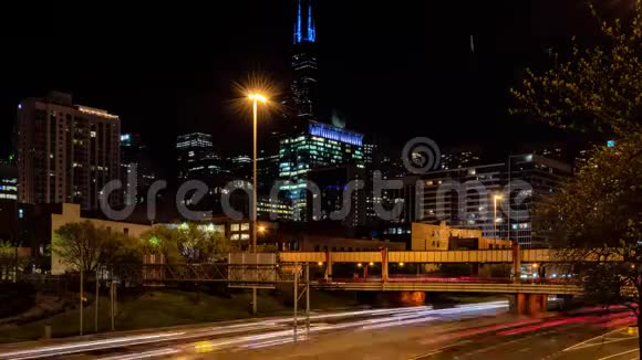 晚上芝加哥西环交通城市景观的时间流逝伊利诺斯州的街道视频的预览图