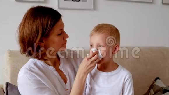 女人给她儿子擦鼻子视频的预览图