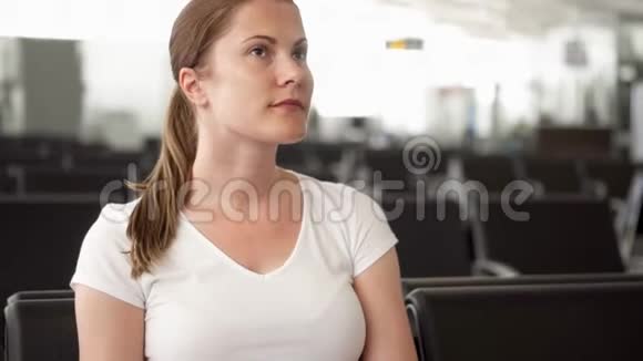 智能手表上的女性旅行支票时间女乘客飞行迟到朝大门跑去视频的预览图